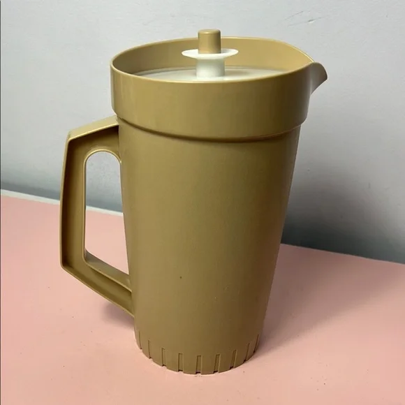 Tupperware Juice Pitcher - Picture 1 of 7